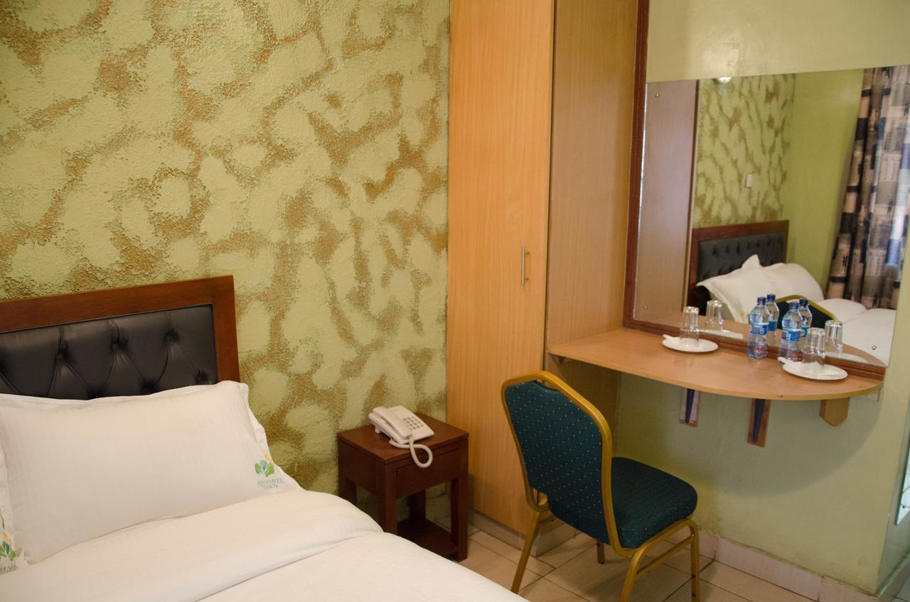 Ash White Hotel Ναϊρόμπι Εξωτερικό φωτογραφία